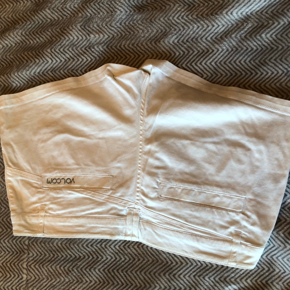 White Volcom short - Picture 4 of 4